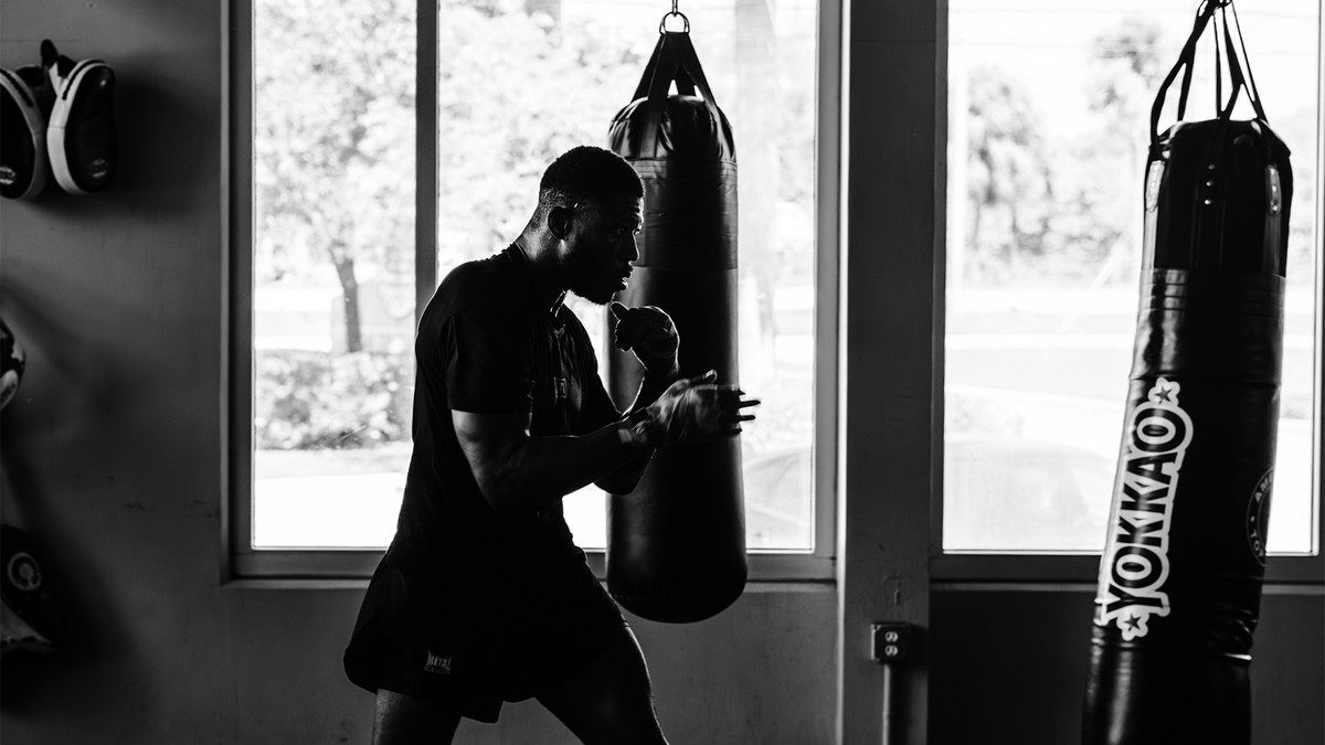 Shadow boxing : un rituel au cœur de la progression d’un boxeur